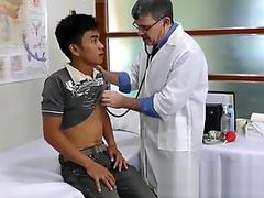 Old daddy receives more than a massage from Asian twink